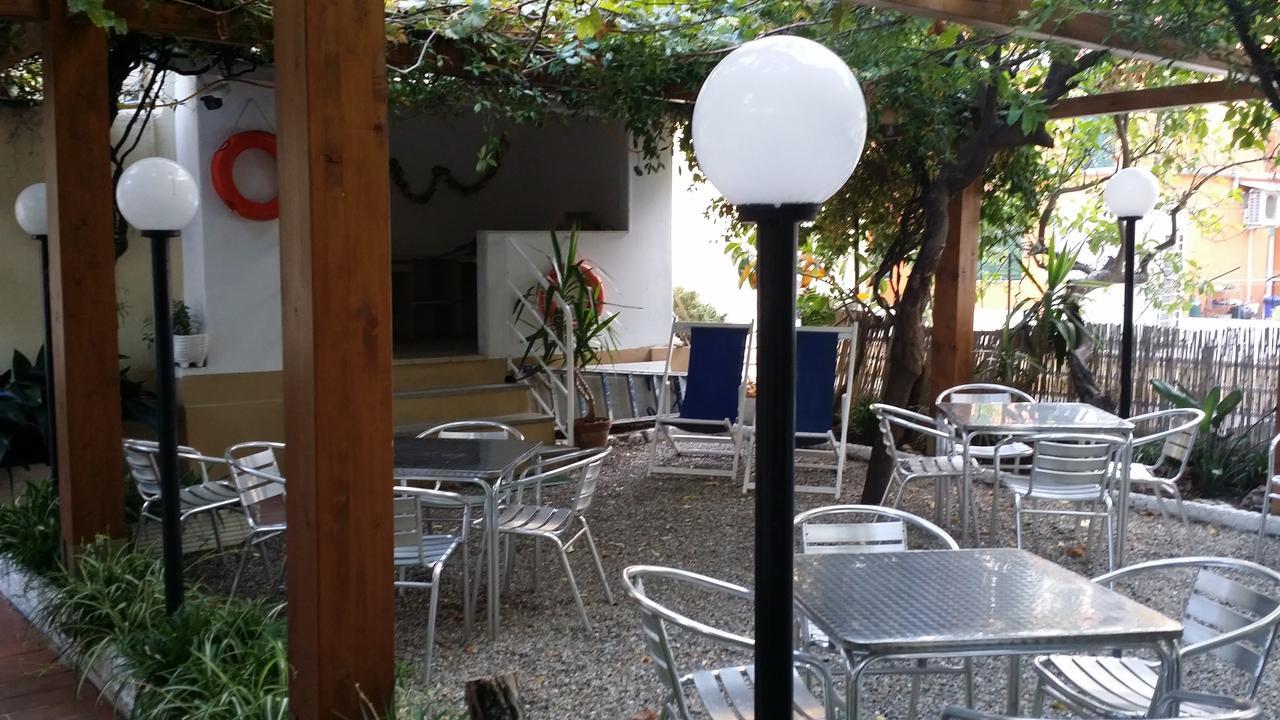 Hotel San Giorgio Аласио Екстериор снимка